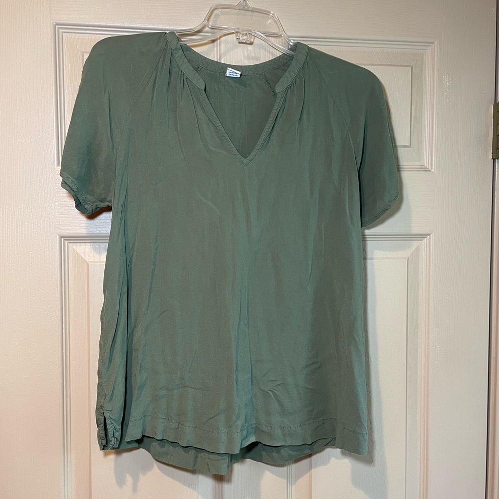 Old Navy Olive Green V-Neck Short Sleeve Blouse with Side Slits, Size‎ Small
